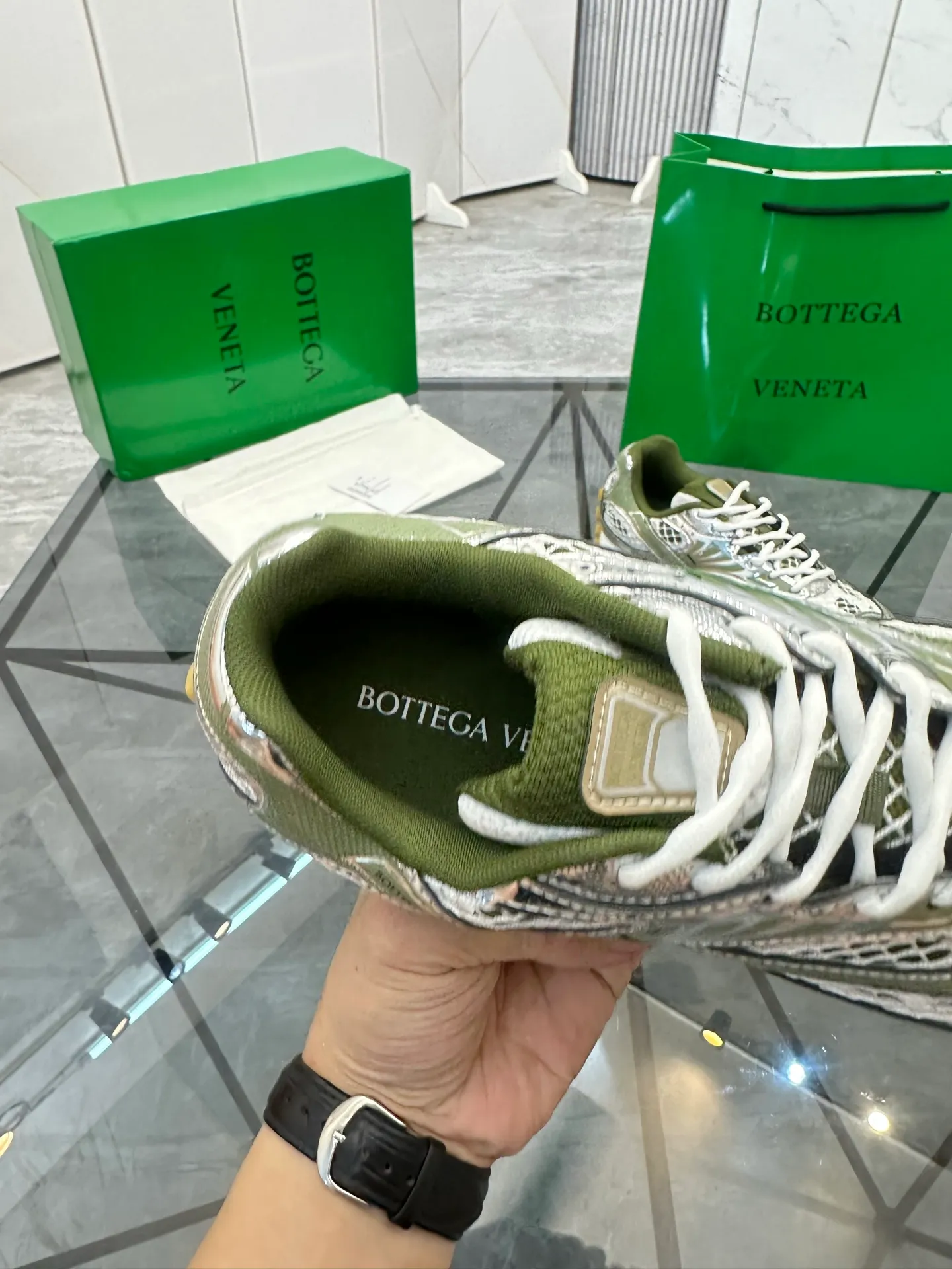 Factory men's shoes 💰: 620💰 (top version) BV Orbit sneakers Wang Yibo's same style couple's dad shoes Runner sneakers, made of lightweight technical mesh fabric. Matched with geometric pattern designed rubber outsole Wang Zha series high version Look for the package craftsmanship The actual height is much higher, but the legs are still slim. Very nice and playable and durable Matching to the standard 💯 Package shoe technology Look for the high version The outsole is made of color-blocked TPU outsole Women's model 35 36 37 38 39 40 41 (40 41 customized) Men's model 38 39 40 41 42 43 44 45. (Customized size 38 45.46) No. H345
